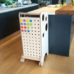 deska s barevnými kolíky, montessori prvek