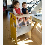 učící věž s vysokou jídelní stoličkou pro dvojčata