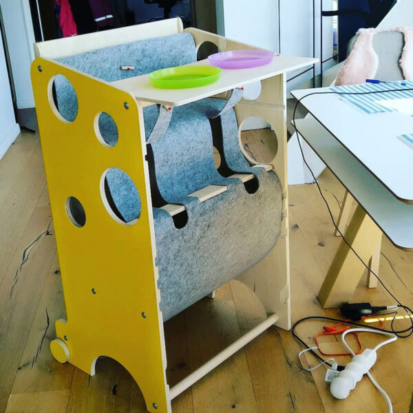 učící věž s vysokou jídelní stoličkou pro dvojčata