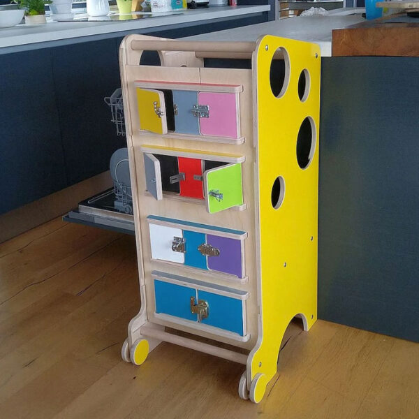 panel se zámky, montessori aktivity pro učící věž