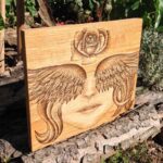 Jemnost a plachost. Dubové dřevo ošetřeno přírodním olejem. Osobitý a jedinečný obraz vypálený uměleckou technikou zvanou Pyrografie. U všech obrazů se snažím o vložení části sebe samého do samotného motivu, který se vypaluje perem zakončeným žhavým drátem. Tudíž každý obraz je originál.