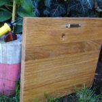Jemnost a plachost. Dubové dřevo ošetřeno přírodním olejem. Osobitý a jedinečný obraz vypálený uměleckou technikou zvanou Pyrografie. U všech obrazů se snažím o vložení části sebe samého do samotného motivu, který se vypaluje perem zakončeným žhavým drátem. Tudíž každý obraz je originál.
