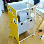 učící věž s vysokou jídelní stoličkou pro dvojčata