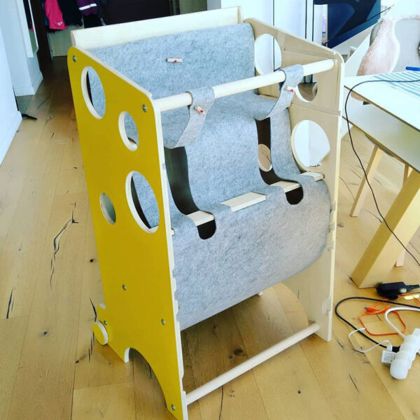 učící věž s vysokou jídelní stoličkou pro dvojčata